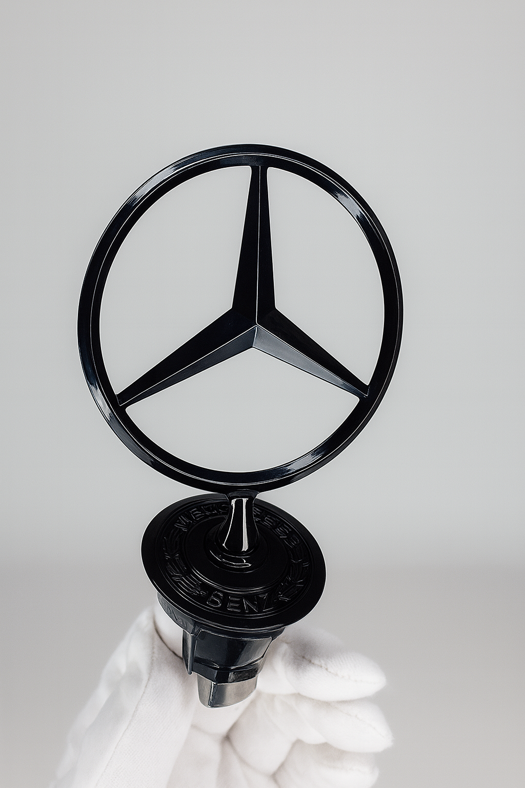 картинка Эмблема на капот на ножке. Черная. Mercedes