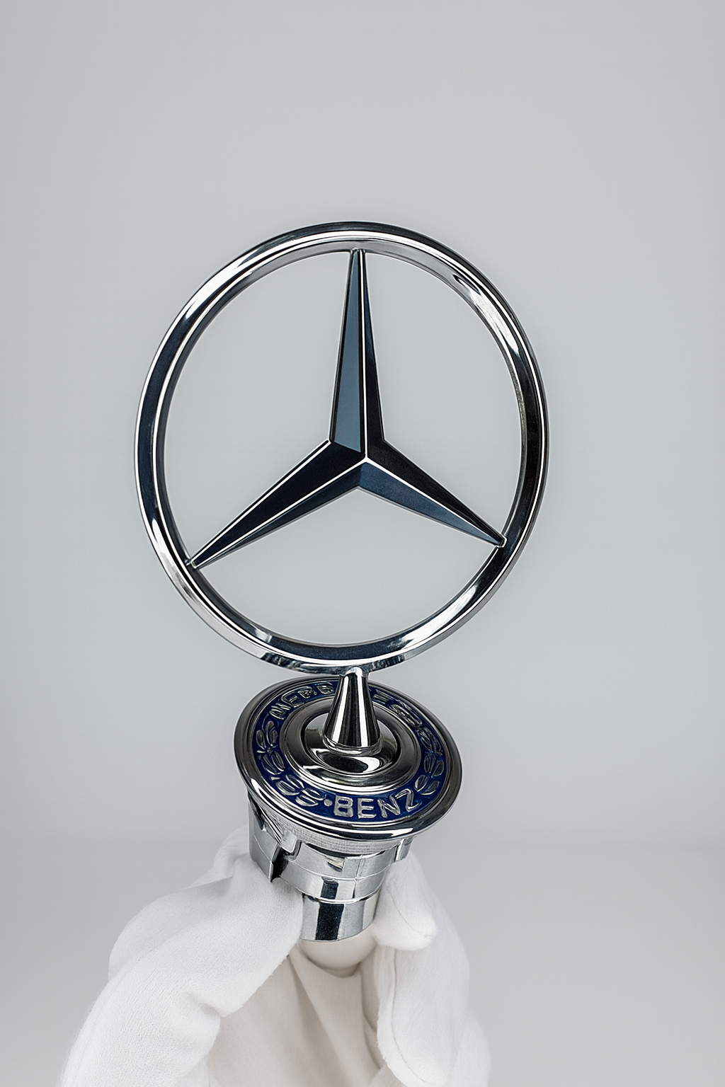 картинка Эмблема на капот на ножке. Серебристая. Mercedes